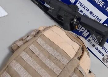 Fuzil de Airsoft e capa de colete tático são apreendidos em Resende