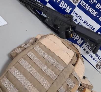 Fuzil de Airsoft e capa de colete tático são apreendidos em Resende