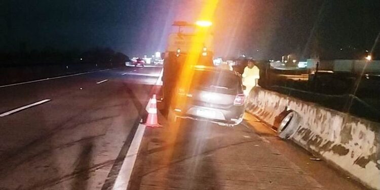 Idosa fica ferida após marido perder o controle do carro na Dutra, em itatiaia
