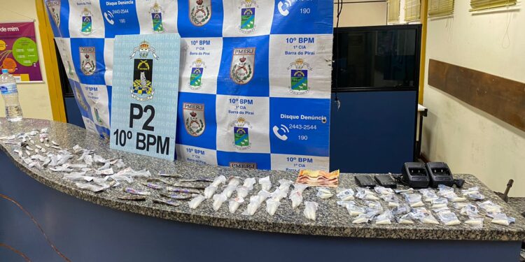 Homem é preso com drogas no Coimbra, em Barra do Piraí