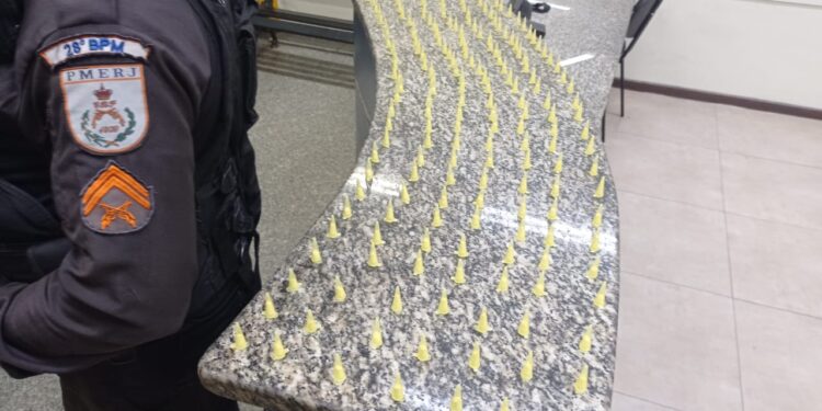 PM apreende grande quantidade de pinos de cocaína em Barra Mansa
