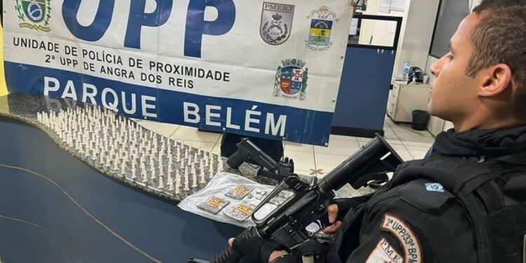 Após troca de tiros, PM prende jovem por tráfico de drogas em Angra