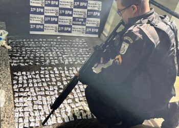 Homem é preso em flagrante com 455 pinos de cocaína em Resende