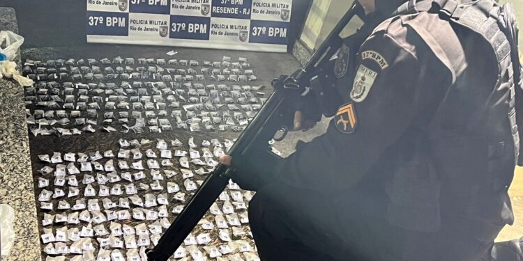 Homem é preso em flagrante com 455 pinos de cocaína em Resende