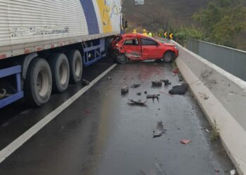Homem fica ferido em colisão entre carro e carreta na Lúcio Meira, em Barra do Piraí