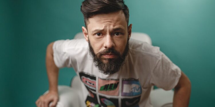 Humorista Nando Viana se apresenta nesta quinta no GACEMSS, em VR