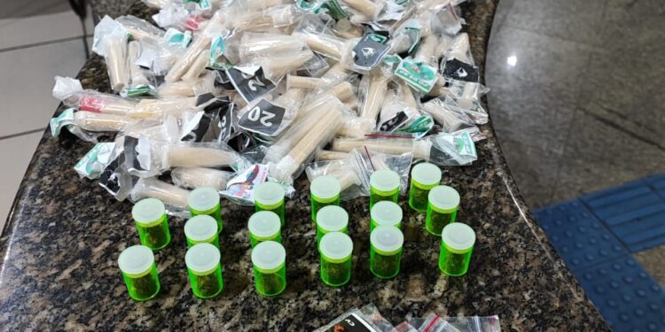 Criminosos abandonam drogas após troca de tiros com a PM em Angra