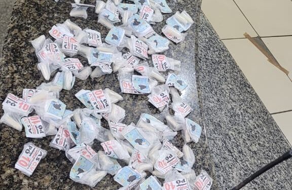 Homem é preso com 158 pinos de cocaína em Angra
