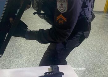 Acusado de ameaçar homem é preso com simulacro de pistola e faca em Porto Real