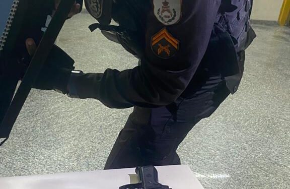 Acusado de ameaçar homem é preso com simulacro de pistola e faca em Porto Real