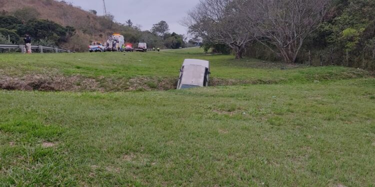 Carros são abandonados após acidentes em Resende e Barra do Piraí