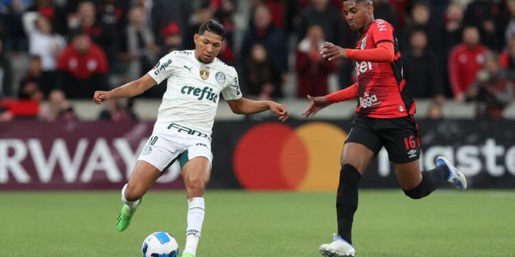 Palmeiras e Athletico-PR decidem primeiro finalista da Libertadores