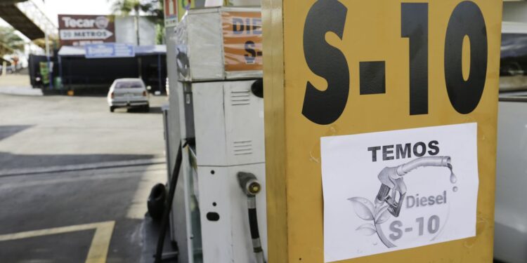 Petrobras anuncia redução de R$ 0,30 no diesel