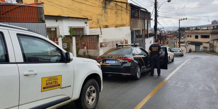 PF desativa rede de transmissão clandestina de sinal de TV em Volta Redonda