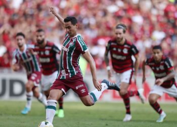 Fluminense bate Flamengo em jogo marcado por cinco expulsões