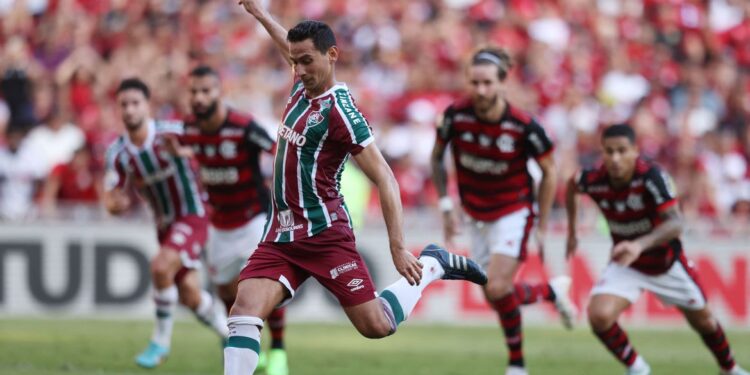 Fluminense bate Flamengo em jogo marcado por cinco expulsões