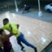 Câmeras flagram homem dando chute e socos no rosto de mulher no Ceará
