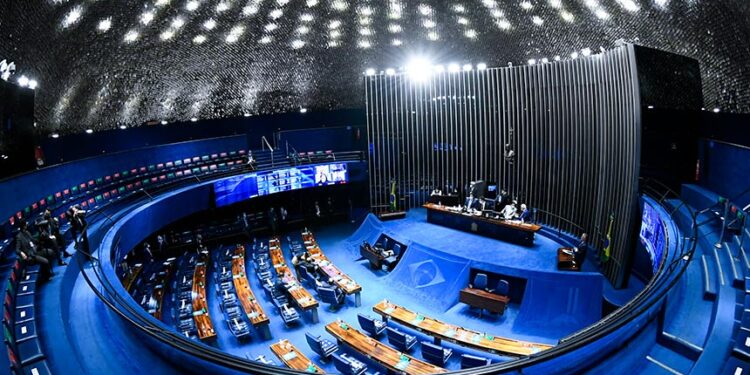Senado aprova realocação de verba para piso da enfermagem