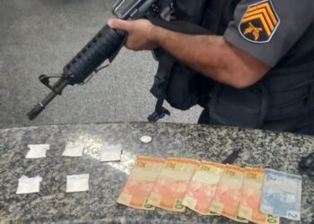 Disque Denúncia leva a apreensão de dinheiro e papelotes com cocaína em Mangaratiba