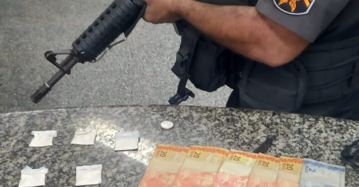 Disque Denúncia leva a apreensão de dinheiro e papelotes com cocaína em Mangaratiba