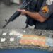 Disque Denúncia leva a apreensão de dinheiro e papelotes com cocaína em Mangaratiba