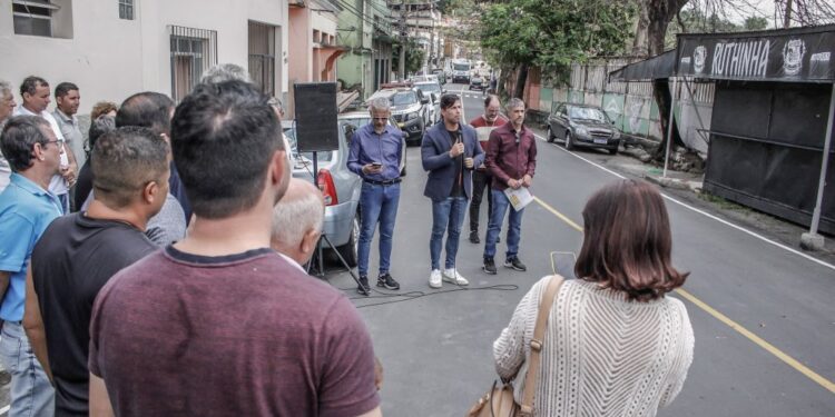 Mario Esteves inaugura asfalto no Carvão