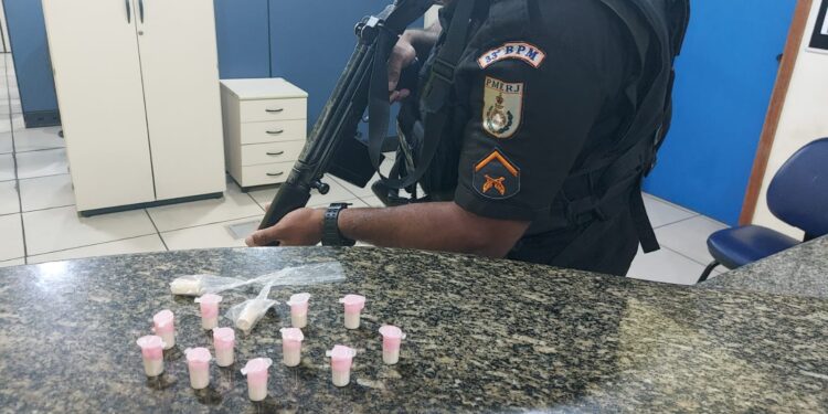 Disque Denúncia leva a apreensão de pinos de cocaína em Angra dos Reis