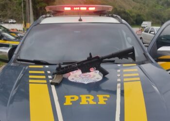 PRF apreende fuzil 556 dentro de ônibus, em Piraí; vídeo