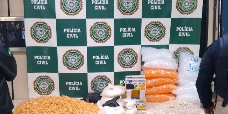 PRF e Civil apreendem 25kg de cocaína na Dutra em Resende