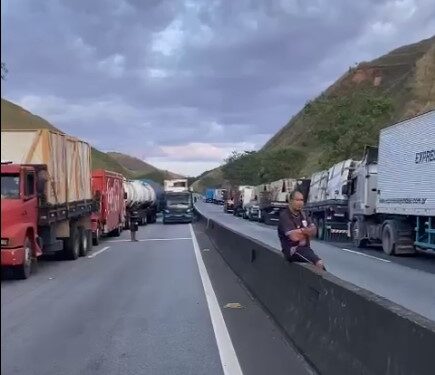 BM: caminhoneiros e cidadãos protestam na Dutra contra o resultado das eleições