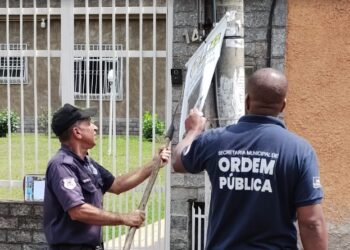 Operação ‘Cidade Limpa’ notifica e recolhe propagandas irregulares em Volta Redonda