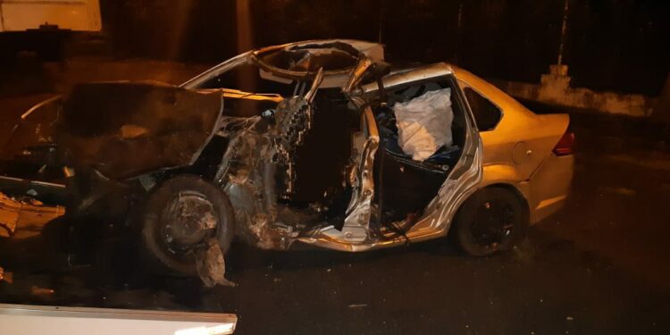 Motorista morre em colisão entre carro e caminhão na Lúcio Meira, em Barra do Piraí