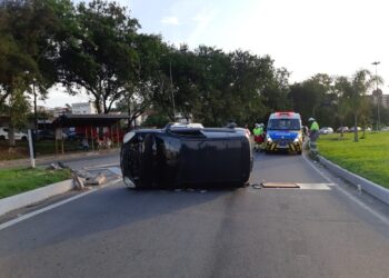 Carro capota no trevo da Água Limpa em Volta Redonda e deixa um ferido