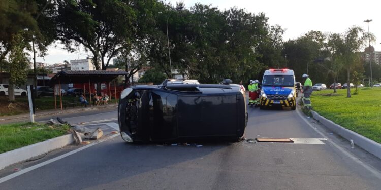 Carro capota no trevo da Água Limpa em Volta Redonda e deixa um ferido