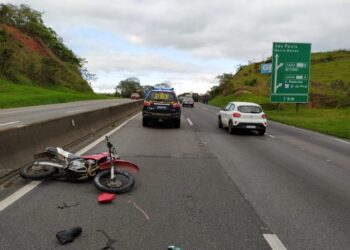 Motociclista fica ferido em colisão com caminhão na Dutra