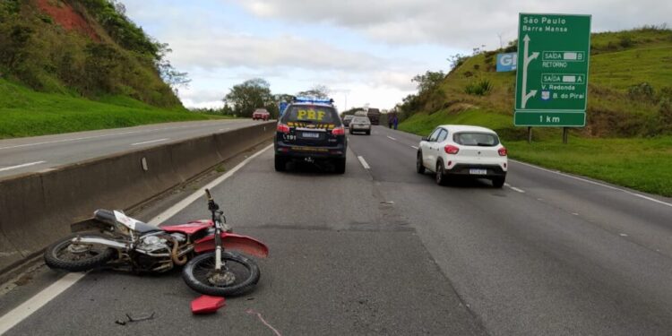 Motociclista fica ferido em colisão com caminhão na Dutra
