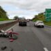 Motociclista fica ferido em colisão com caminhão na Dutra