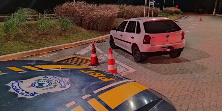 PRF recupera veículo na Dutra, em Barra Mansa
