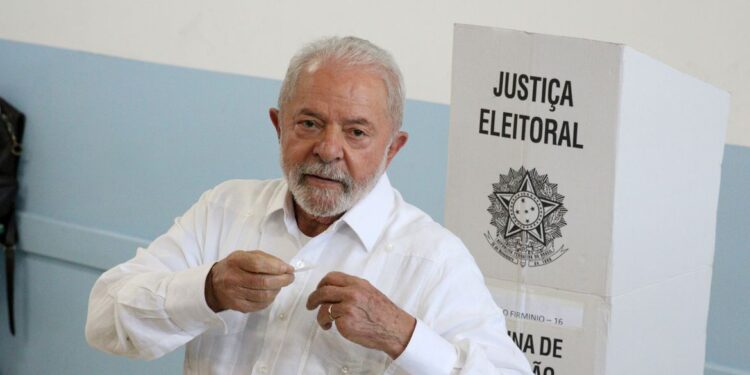 Com um país dividido, Lula é eleito para o 3º mandato de presidente da República
