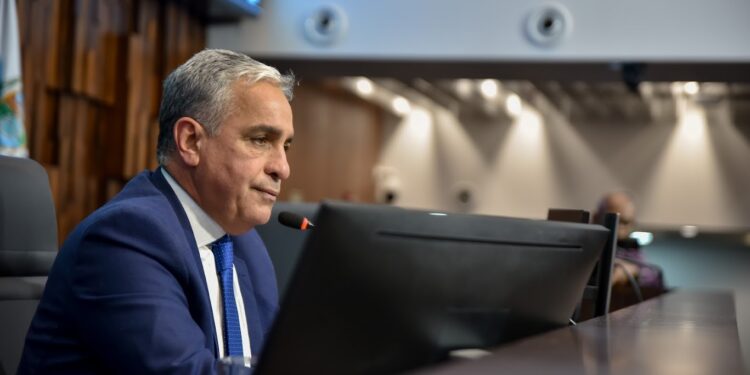 ALERJ aprova PEC que implementa programa de apoio à rede municipal de educação