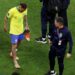 Neymar e Danilo não jogam mais pela Seleção na primeira fase da Copa do Mundo