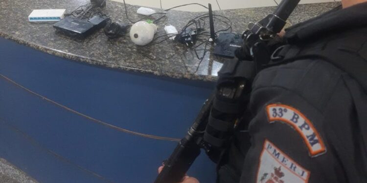 Polícia flagra sistema de câmeras de monitoramento instaladas por traficantes em comunidade de Angra dos Reis