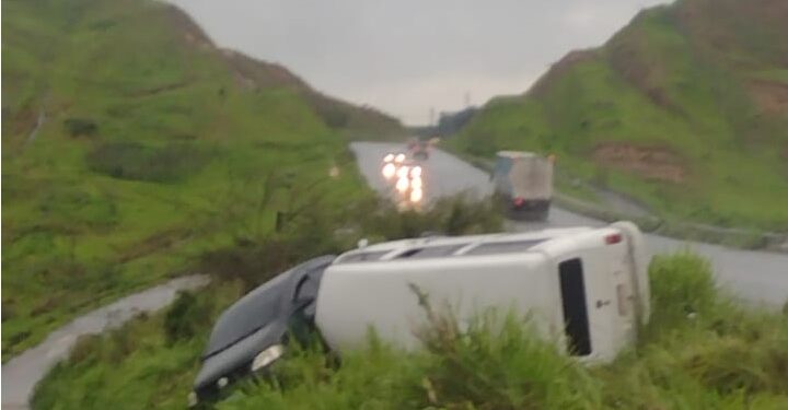Colisão entre carro e Kombi deixa feridos na Rodovia do Contorno, em VR