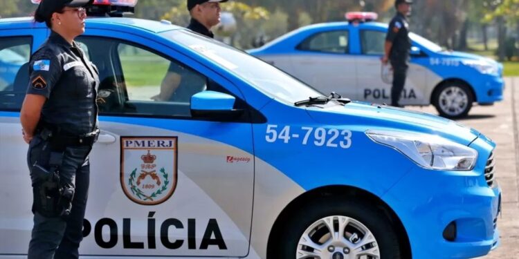Homem que fazia manobras perigosas tem moto apreendida em Resende