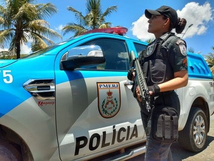 Homem que fazia manobras perigosas tem moto apreendida em Resende