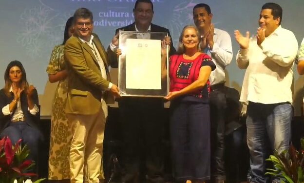 Vidal recebe da Unesco certificado de Paraty como Patrimônio Mundial