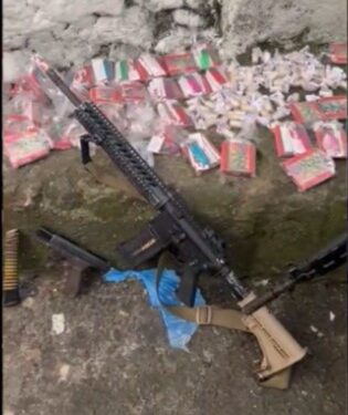 Angra: Polícia Militar encontra fuzil 556, pistola e drogas com traficantes atingidos em troca de tiros