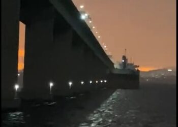 Motorista flagra momento exato da colisão de navio com a Ponte Rio Niterói