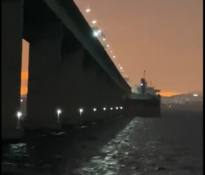 Motorista flagra momento exato da colisão de navio com a Ponte Rio Niterói