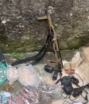 PM apreende submetralhadora, pistola e drogas após troca de tiros em Angra